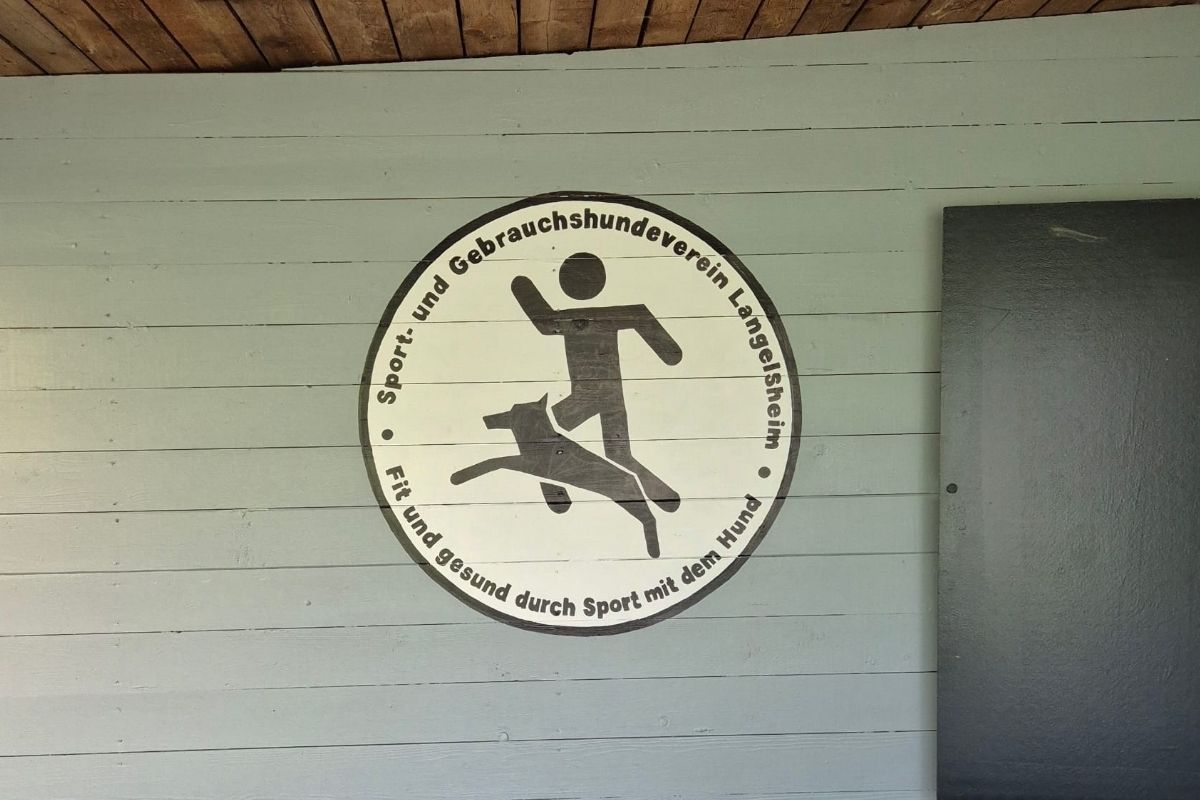 Mitglieder, Freunde und Familien bei der Einweihungsfeier