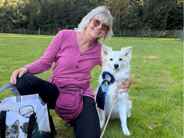 Beate Wüstefeld und Vleur nach der Siegerehrung beim Südharzer Obedience Cup